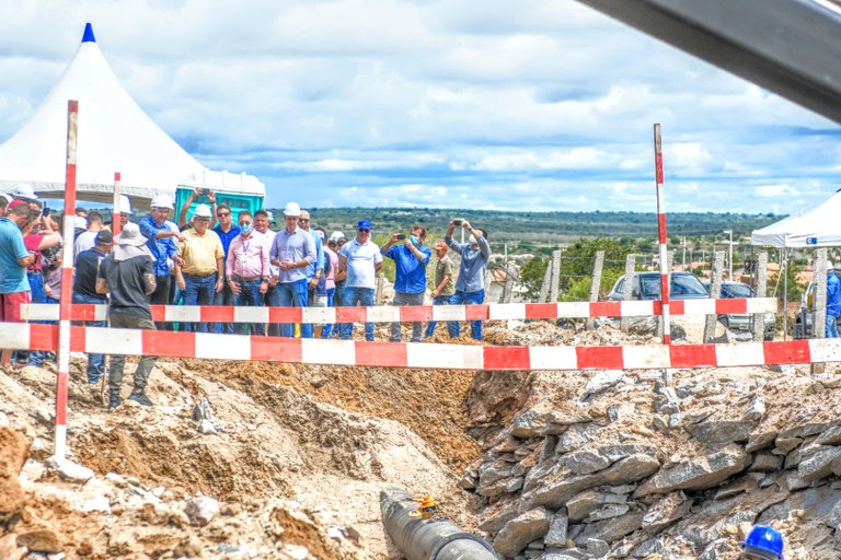 João Azevêdo visita adutora Transparaíba e destaca importância da obra para segurança hídrica do Estado