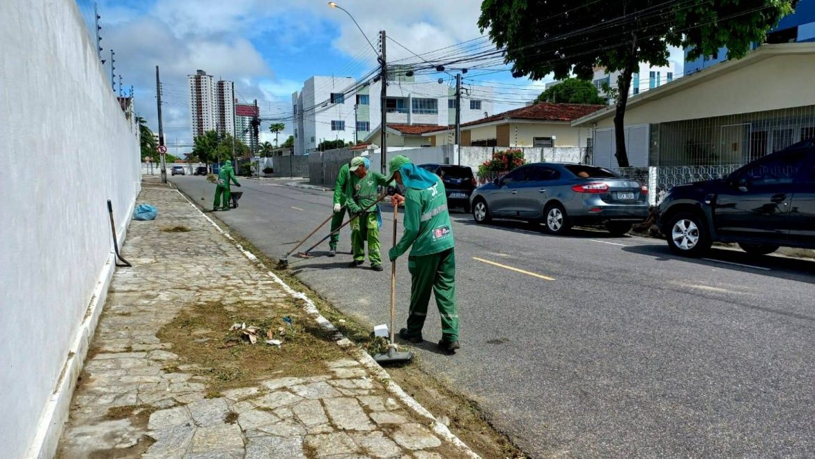 Emlur realiza serviços de capinação e roçagem em sete bairros de João Pessoa