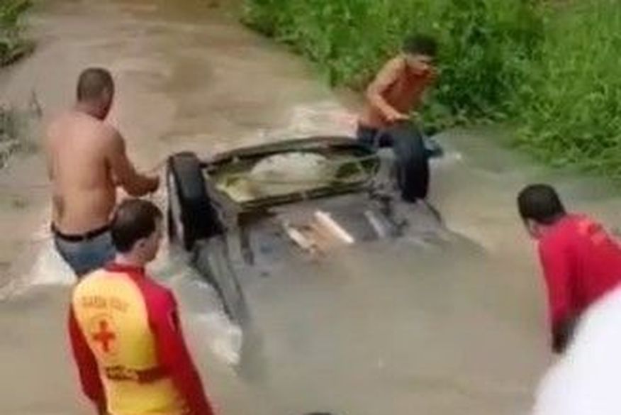 Homem é encontrado morto em carro capotado dentro de rio na Paraíba