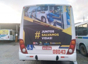 Campanha da Semob-JP em ônibus e mobiliários urbanos alerta população para trânsito seguro