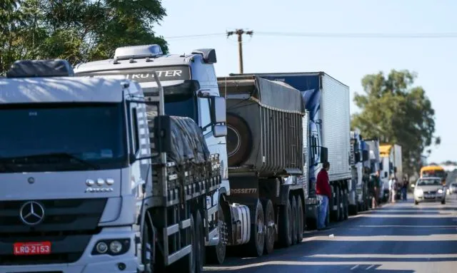 Com diesel em alta, caminhoneiros decidem se fazem paralisação nacional