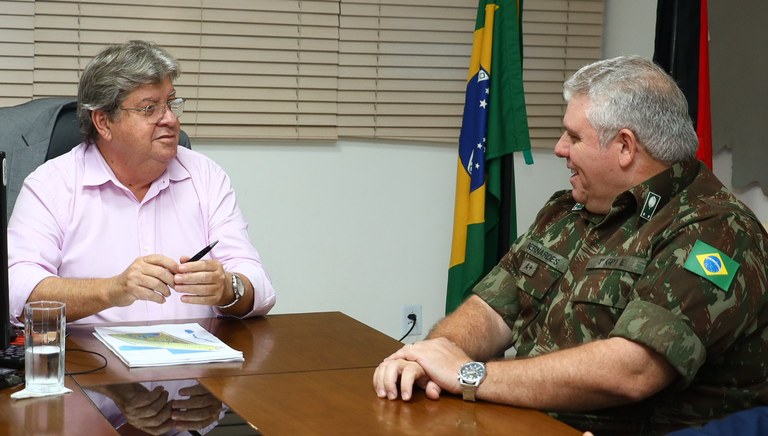 João Azevêdo recebe visita do novo comandante do 1º Grupamento de Engenharia