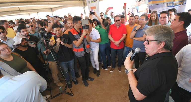 João Azevêdo visita obras de construção de escolas no Cariri paraibano e destaca investimentos do Governo do Estado em Educação