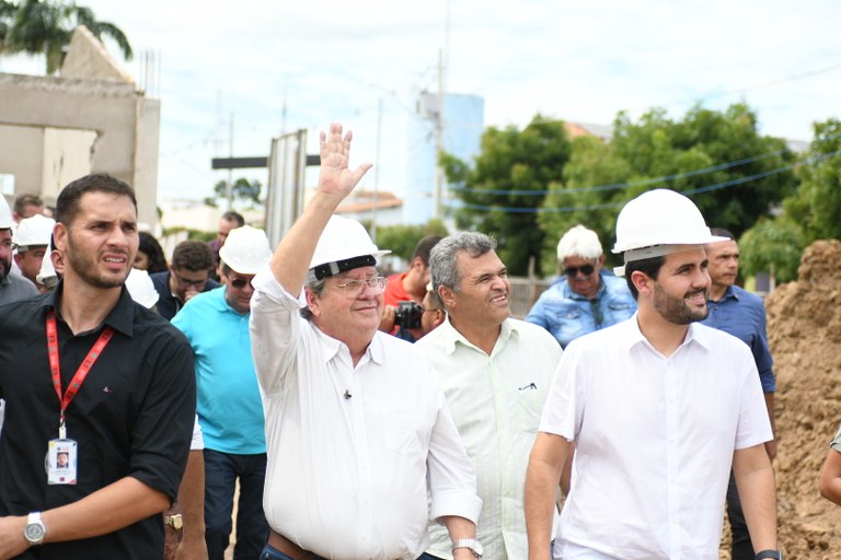 João Azevêdo entrega escola reformada e inspeciona obras da educação em Bernardino Batista e Uiraúna