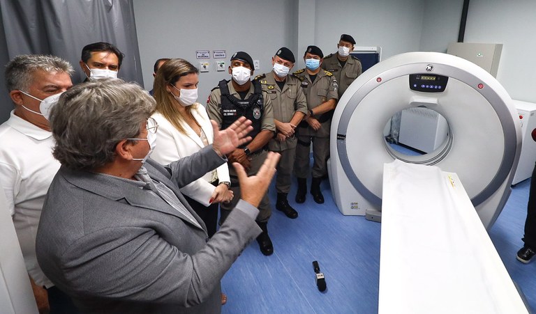 João Azevêdo entrega tomógrafo para o Hospital Edson Ramalho e destaca fortalecimento da rede de saúde estadual com distribuição de novos equipamentos