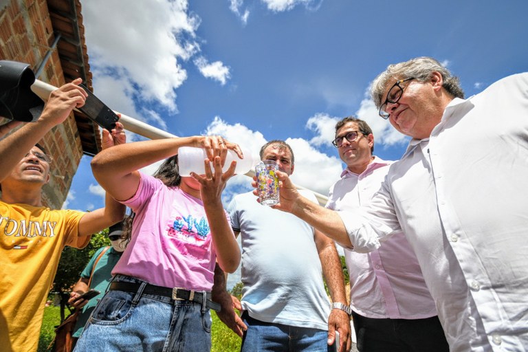 João Azevêdo entrega cisternas, ônibus escolar e inspeciona obras da Educação no Sertão do Estado