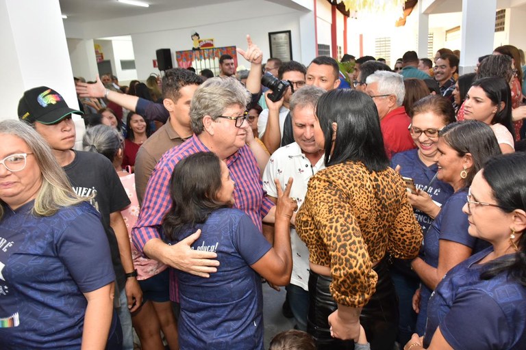 João Azevêdo inaugura mais uma escola para atender 120 alunos de Solânea e entrega restauração de rodovia