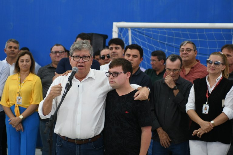 João Azevêdo entrega construção de ginásio, laboratórios e reforma de escola em Queimadas