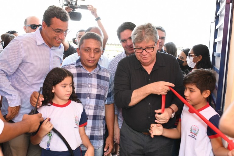 João Azevêdo entrega escola em Passagem e inspeciona obras da educação em Cacimba de Areia