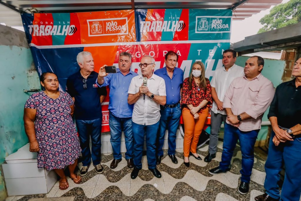 Prefeito entrega mais ruas calçadas no Planalto da Boa Esperança