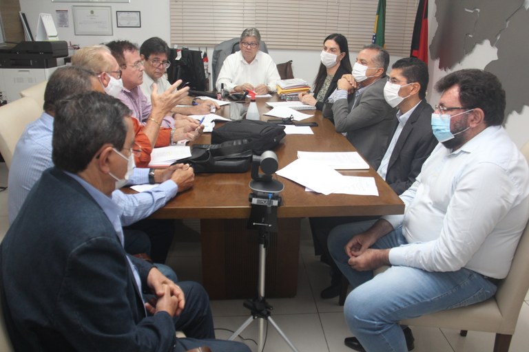 João Azevêdo anuncia incorporação da bolsa-desempenho dos professores a partir de junho e revisão do PCCR do Magistério