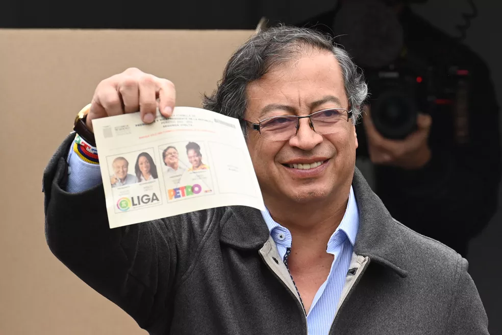 Gustavo Petro se torna o primeiro presidente de esquerda da Colômbia