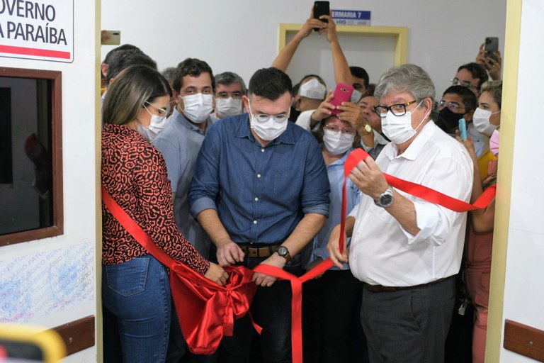 João Azevêdo entrega equipamentos de saúde e acompanha Caravana Opera Paraíba em Guarabira