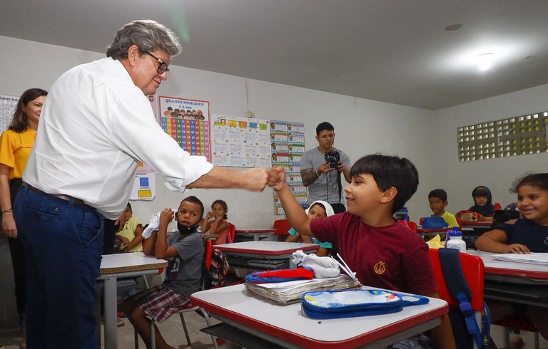 João Azevêdo inspeciona obras de reforma de escolas e construção de ginásio e laboratórios em Mataraca e Baía da Traição