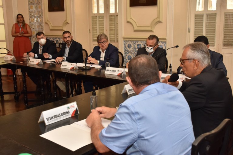 João Azevêdo se reúne com sindicato de fabricação de álcool e reforça apoio ao setor