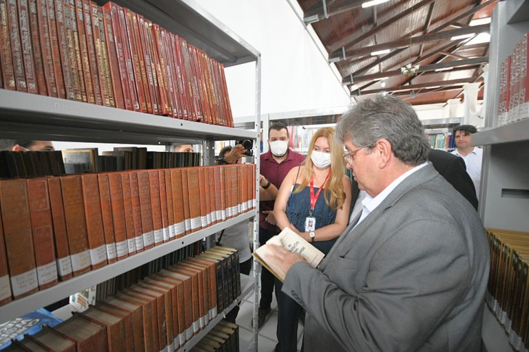 João Azevêdo entrega reforma da Biblioteca Augusto dos Anjos e destaca investimentos em educação e cultura