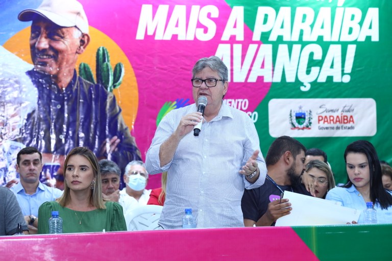 João Azevêdo participa do ODE em Juazeirinho, ouve a população e autoriza novas obras