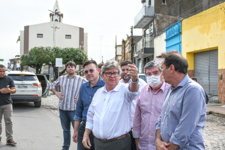 João Azevêdo entrega reforma de escola em Sertãozinho e inspeciona obras da travessia urbana de Pirpirituba