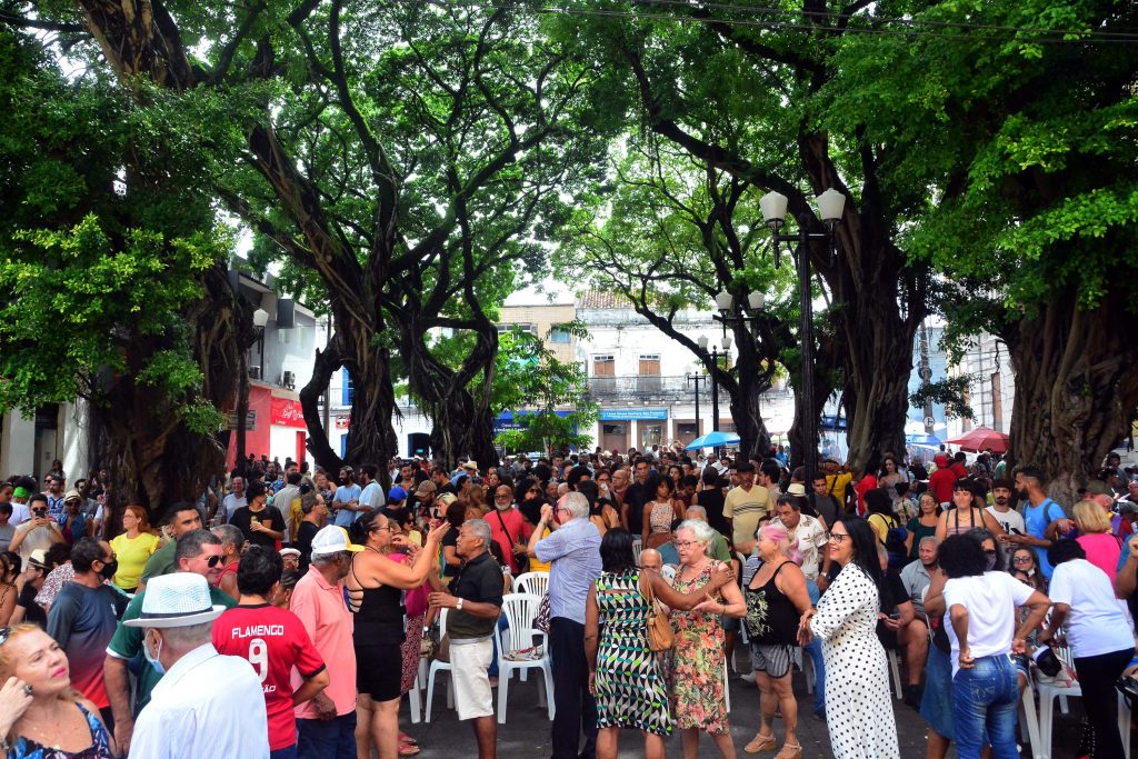 Sabadinho Bom retorna neste sábado com Xande Black e banda na Praça Rio Branco