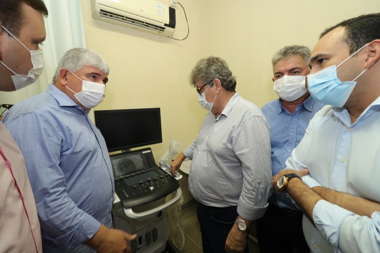 João Azevêdo entrega equipamentos no Hospital de Itabaiana e inspeciona obras de mobilidade urbana em São José dos Ramos