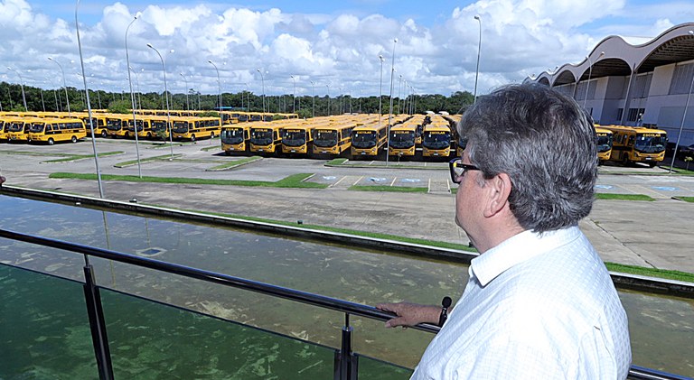 48 milhões em recursos próprios: João Azevêdo entrega mais de 130 ônibus escolares para municípios e garante segurança e conforto no transporte de estudantes