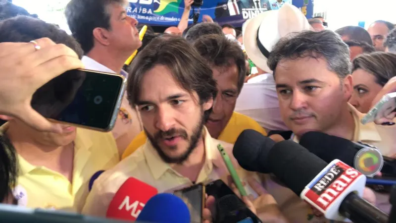 Pedro anuncia Domiciano Cabral candidato a vice-governador durante convenção