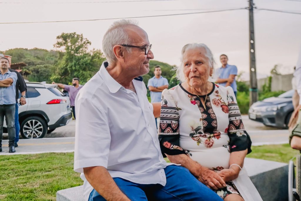 Prefeito entrega Praça do Seixas, inicia troca de iluminação do bairro e autoriza revitalização no Centro Histórico