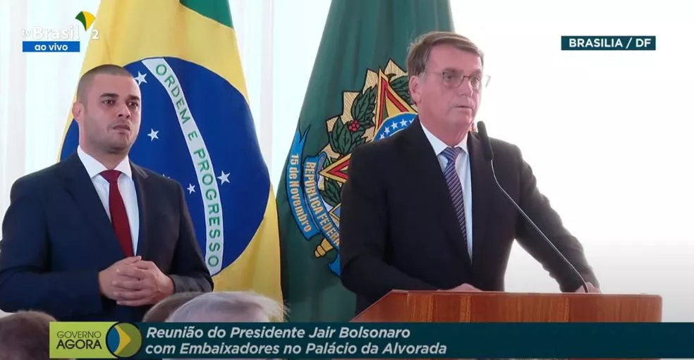 Bolsonaro reúne embaixadores para repetir sem provas suspeitas já esclarecidas sobre urnas