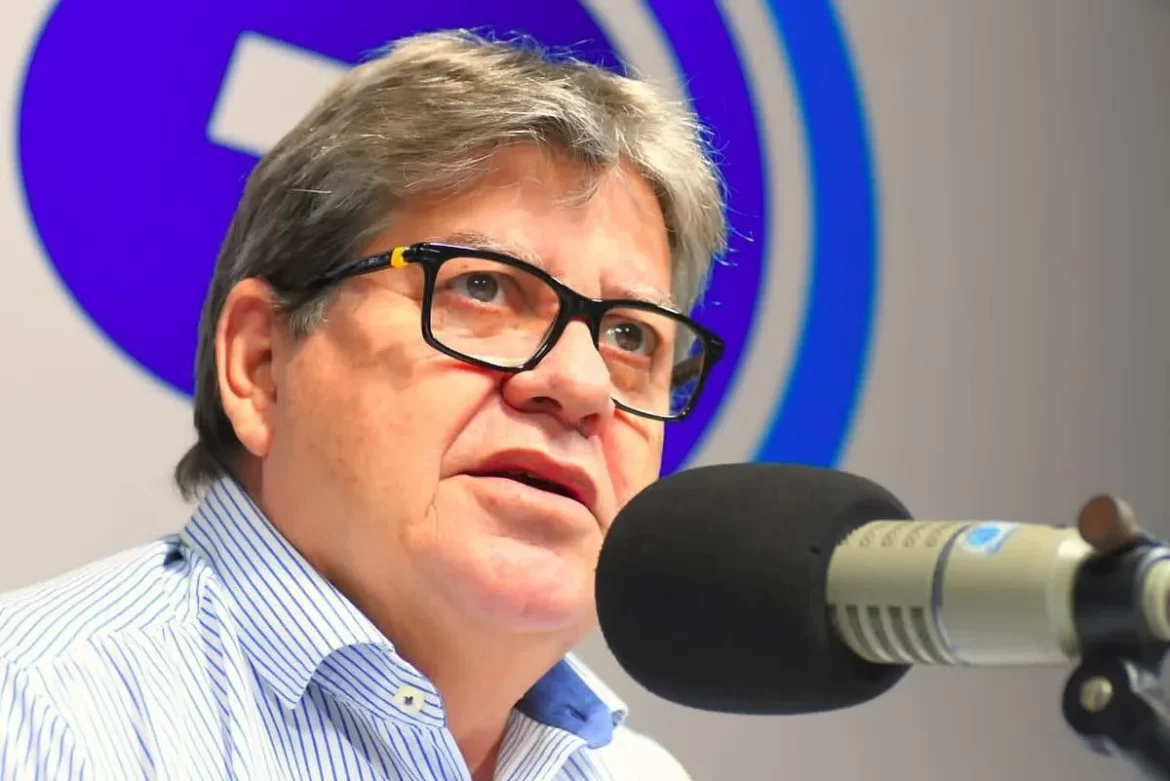 G1 aponta João Azevêdo como 3º governador que mais cumpre promessa no Brasil
