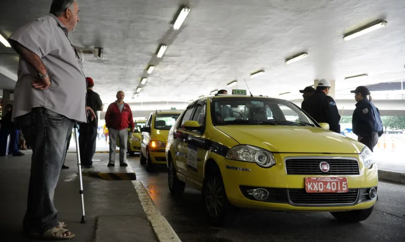 Prefeituras têm até hoje para cadastrar taxistas em auxílio emergencial