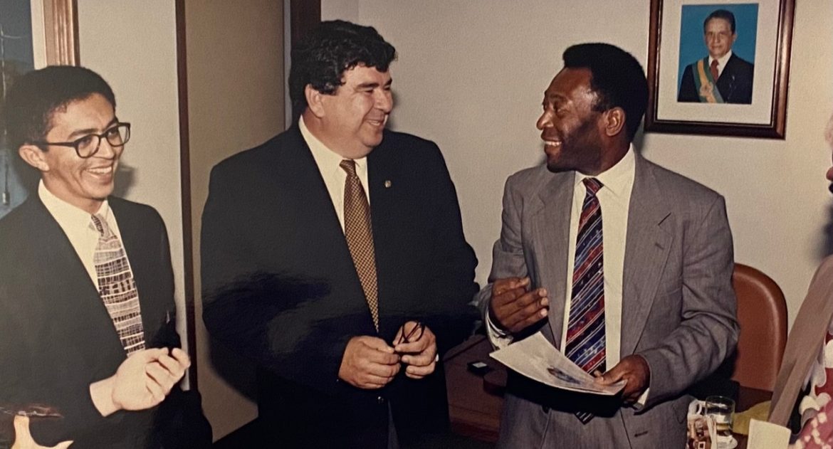 Roberto Paulino expressa condolências pelo falecimento de Pelé e relembra amizade entre os dois em Brasília, na década de 1990