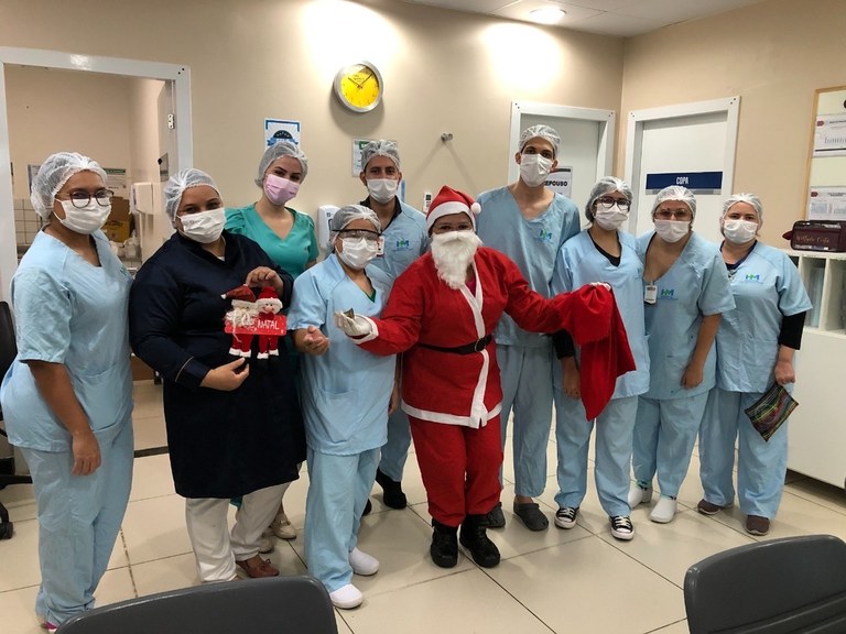 Visita do Papai Noel muda a rotina hospitalar dos pacientes e colaboradores no Metropolitano