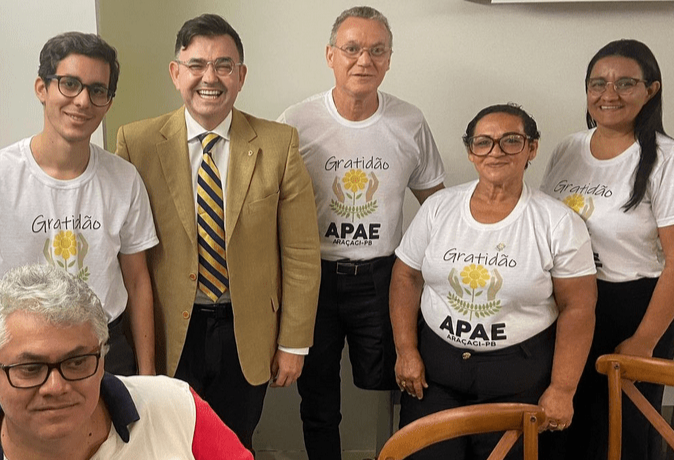 Raniery Paulino recebe responsáveis pela Apae de Araçagi