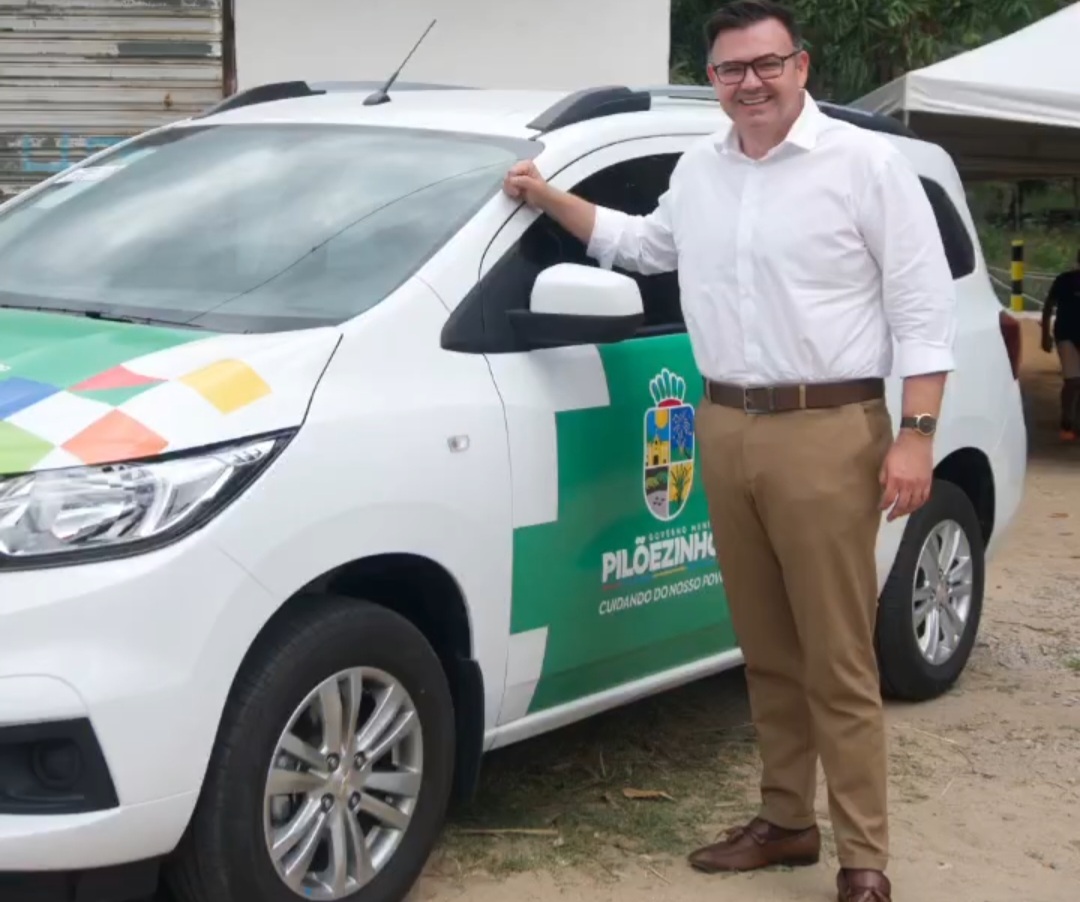 Raniery Paulino entrega veículo 0 km para transporte de pacientes renais, e destina emenda para compra de tablets e computadores para a rede municipal de ensino de Pilõezinhos