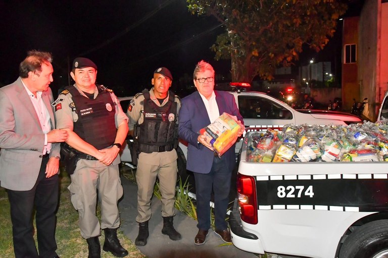 João Azevêdo acompanha início da distribuição de 24 toneladas de alimentos arrecadados pela campanha Polícia Solidária