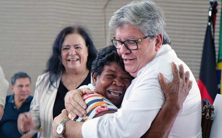 João Azevêdo entrega escrituras de casas a mais 300 famílias de Rio Tinto e garante dignidade e segurança jurídica