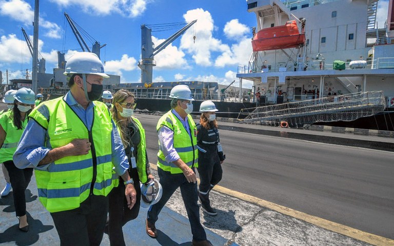 João Azevêdo acompanha obras da dragagem do Porto de Cabedelo e destaca importância do investimento para a economia da Paraíba