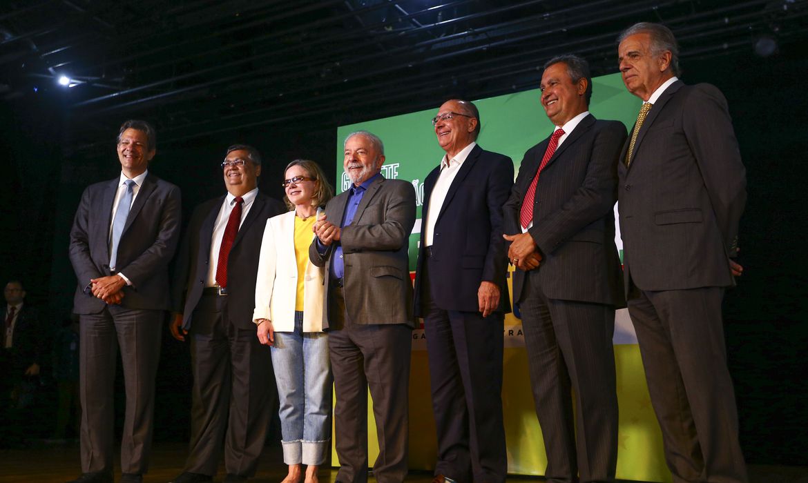 Lula anuncia Haddad como ministro da Fazenda, Dino na Justiça e Múcio na Defesa