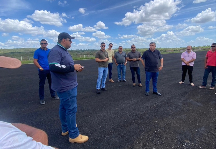 Governo do Estado: Secretário Roberto Paulino inspeciona obras do aeródromo de Guarabira