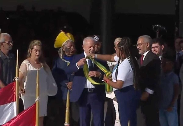 Mulher negra passou a faixa presidencial para Lula no Planalto