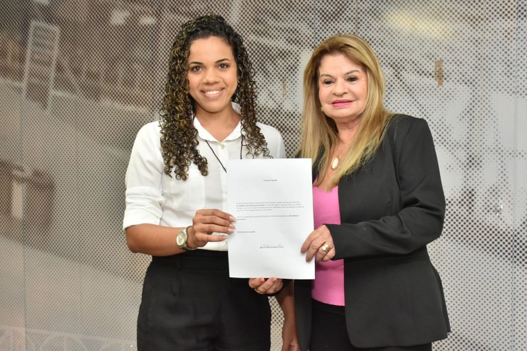 Primeira-dama do Estado participa de doação dos alimentos arrecadados no 35° Salão do Artesanato e destaca importância da iniciativa