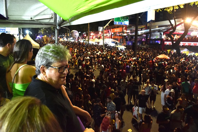 João Azevêdo prestigia desfile das “Muriçocas” e destaca importância de parcerias do Governo do Estado com municípios nas festividades carnavalescas