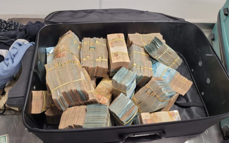 Polícia Federal apreende passageiro com malas de dinheiro no Aeroporto Castro Pinto