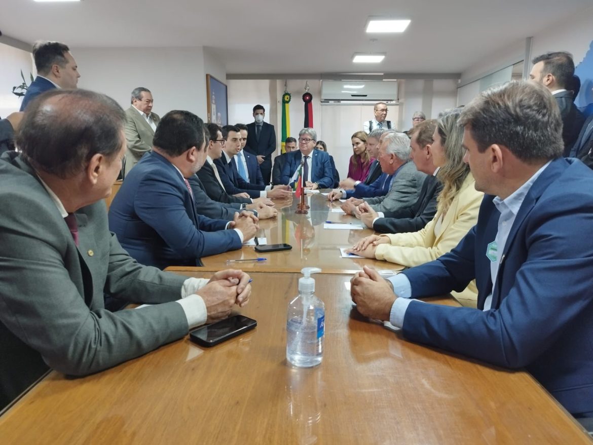 João Azevêdo se reúne com a Azul em Brasília e anuncia primeiro voo para Cajazeiras e novos voos com destinos diretos para Campina Grande