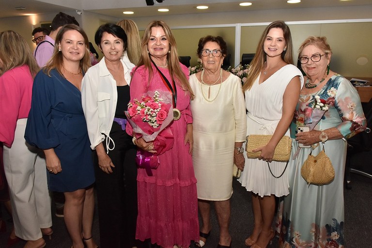 Dia da Mulher: Primeira-dama é homenageada na ALPB e ressalta conquistas femininas