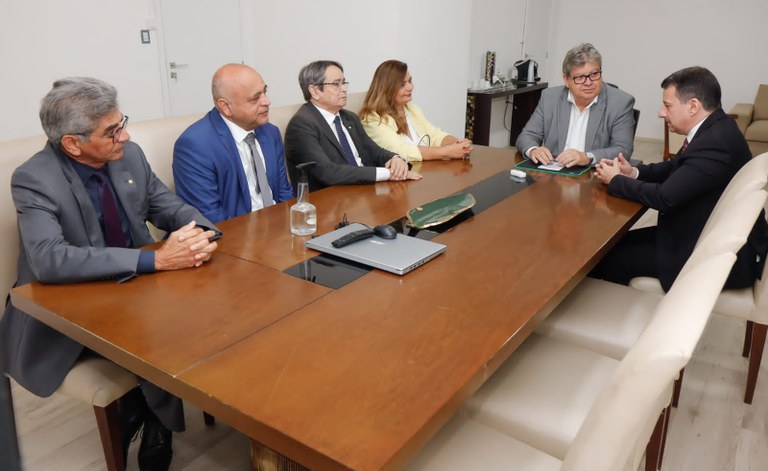 João Azevêdo recebe visita de cortesia de membros do Ministério Público e reforça relação harmoniosa entre os Poderes