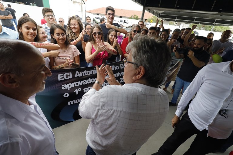 João Azevêdo entrega travessias urbanas, reforma de escola e inspeciona construção de creche no Curimataú paraibano