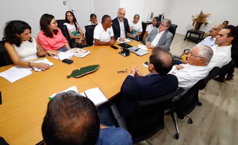João Azevêdo recebe representantes do MAB e discute andamento do Projeto Agrovila Águas de Acauã