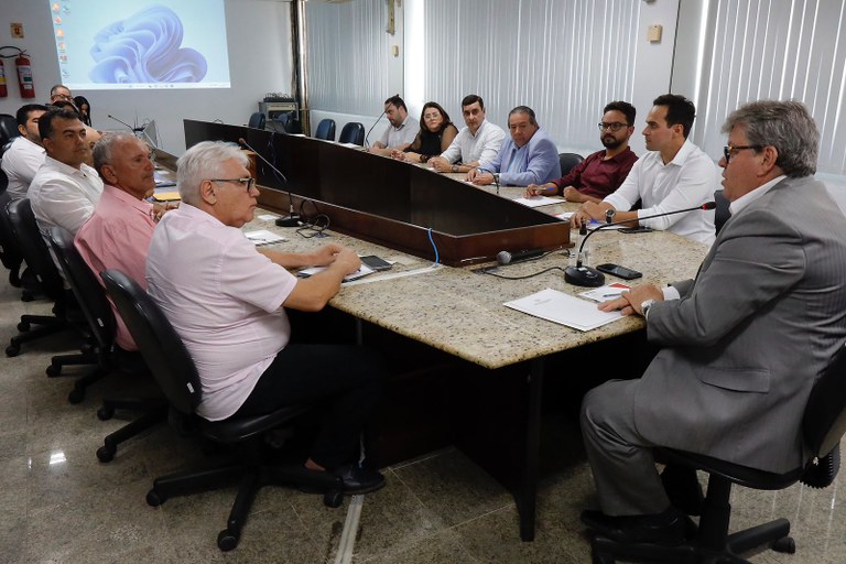 João Azevêdo se reúne com prefeitos do Curimataú e reforça pauta municipalista