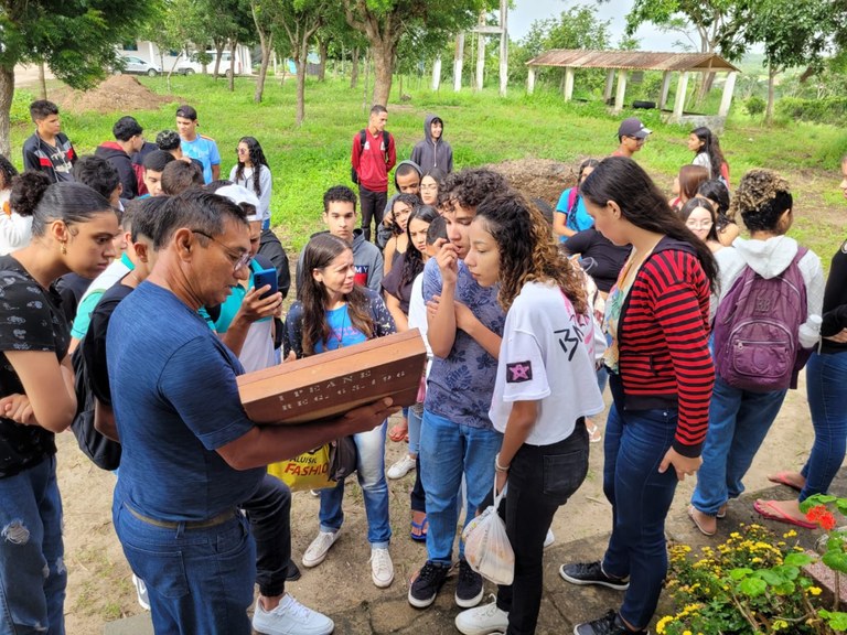 Estudantes de Agroecologia conhecem trabalhos de pesquisa na Empaer em Lagoa Seca